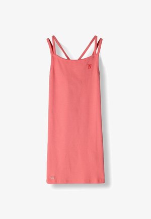 Różowa, prążkowana sukienka na ramiączkach z cienkimi paseczkami, z logo umieszczonym w pobliżu dołu oraz prostym, dopasowanym krojem. Gładka faktura.