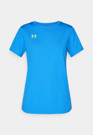 Rövid ujjú póló élénk kék anyagból, sima textúrával; a bal mellkas részén sárga Under Armour logó található.