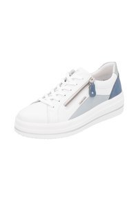 Sneaker in pelle bianca con accenti grigi e blu, superficie testurizzata, lacci piatti e una zip laterale. Suola in gomma bianca elevata.