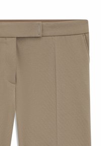 Beige op maat gemaakte broeken met een soepele textuur, voorzien van een vlakke voorkant, twee zijzakken en een metalen accent op de tailleband.