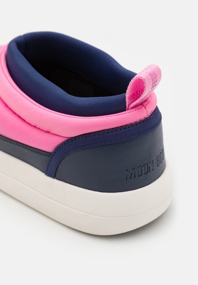 A rózsaszín és tengerészkék sneaker párnázott szegéllyel, texturált bőr részletekkel és fehér gumi talppal rendelkezik, amelyen a "MOON BOOT" felirat van benyomva.