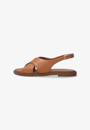 Bruine leren sandaal met kruislings banden en een slingback ontwerp, met een platte zool en een verstelbare gesp voor een goede pasvorm.