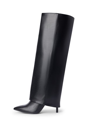 Stivale nero in pelle alto fino al ginocchio con punta affusolata, design verticale elegante e tacco sottile, caratterizzato da una texture liscia e dettagli minimi.