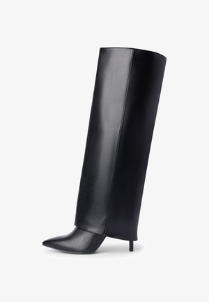 Stivale nero in pelle alto fino al ginocchio con punta affusolata, design verticale elegante e tacco sottile, caratterizzato da una texture liscia e dettagli minimi.