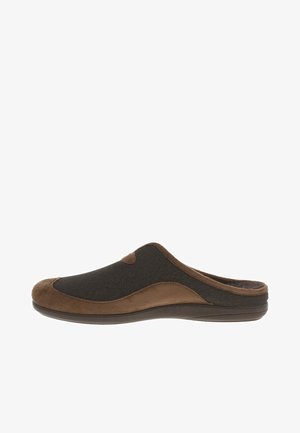 Chausson en tissu marron avec une tige en textile foncé contrastant, texture douce, design à talon ouvert et semelle en caoutchouc flexible.