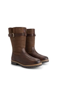 Een paar bruin leren laarzen tot halverwege het kalf met verstelbare gespsluitingen en robuuste zolen, gefotografeerd op een witte achtergrond.