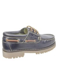 Zapato náutico de cuero azul marino con cordones marrones, cuello acolchado y costuras en contraste. Presenta una suela de goma con agarre.