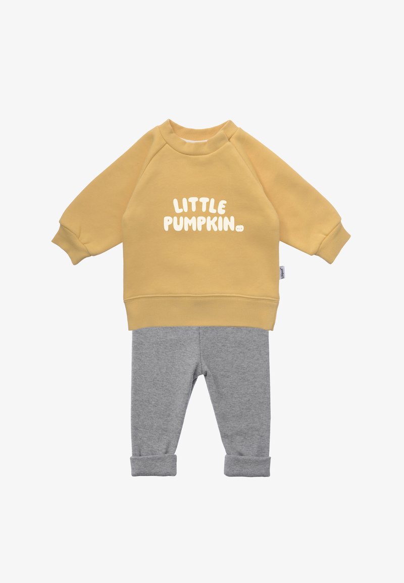 Gelbes Sweatshirt mit dem Text "KLEINE KÜRBISSE", kombiniert mit grauen Leggings mit aufgerolltem Saum. Weicher, dehnbarer Stoff; lässiges Design, geeignet für Kinder.