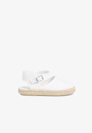 Sandali espadrillas bianchi con suola in juta intrecciata, cinturino alla caviglia regolabile e motivo floreale ricamato sulla parte superiore in tessuto.
