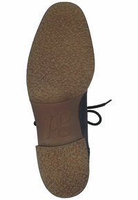 Sort sko med en tekstureret sål, med en beige gummiydersål og et formet logo. Snørebånd er synlige langs den øverste kant.