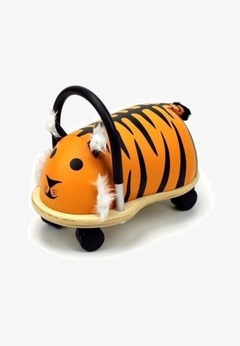 Jouet à chevaucher en forme de tigre orange avec des rayures noires, des accents blancs en peluche et une base en bois sur quatre roues noires, doté d'une poignée solide.