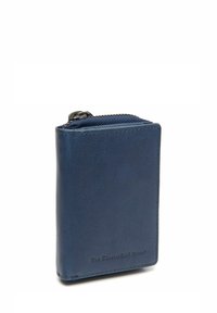 Portafoglio in pelle blu con finitura tessurizzata, dotato di chiusura con zip sulla parte superiore e marchio impresso sulla parte anteriore. Forma rettangolare compatta.