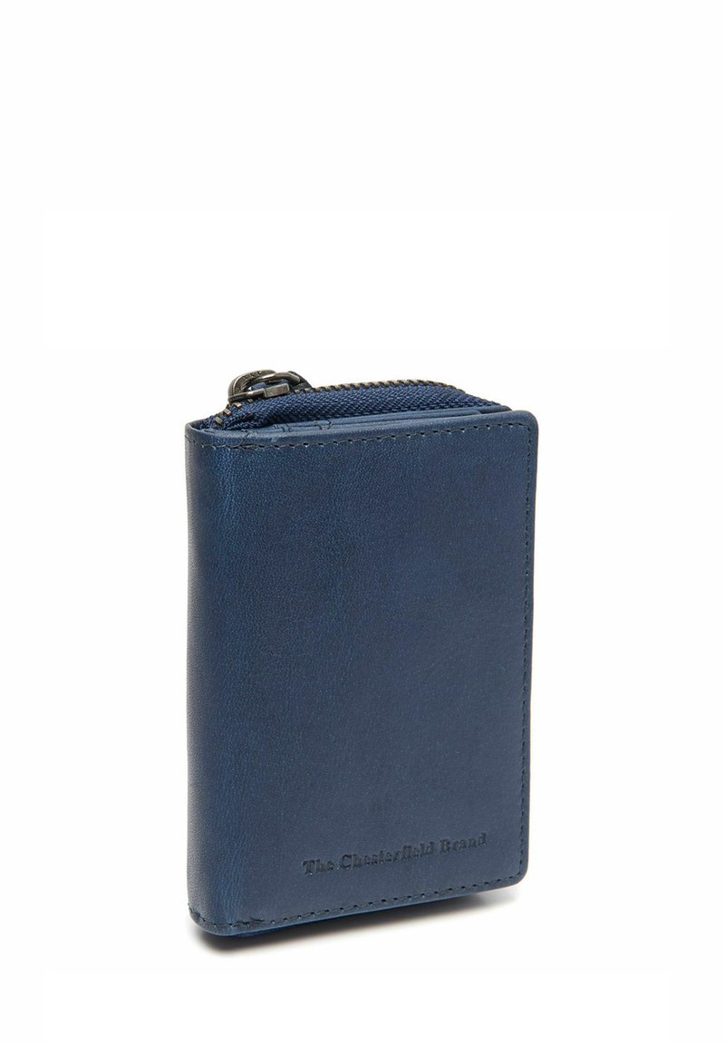 Portafoglio in pelle blu con finitura tessurizzata, dotato di chiusura con zip sulla parte superiore e marchio impresso sulla parte anteriore. Forma rettangolare compatta.