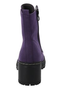 Stivale alla caviglia viola con una finitura in suede testurizzato, tacco a piattaforma nero e zip laterale. Presenta dettagli di cucitura bianca a contrasto.