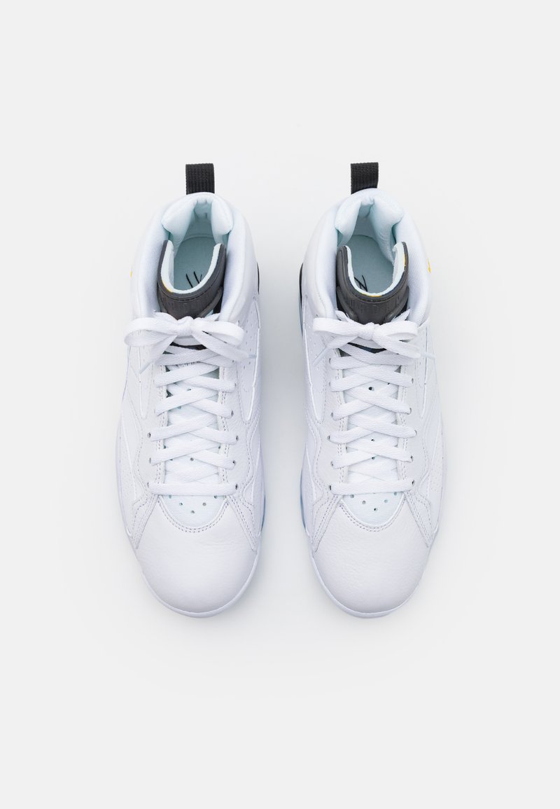 Wysokie sneakersy z białej skóry z jasnoniebieskimi akcentami, z płaskimi białymi sznurowadłami, wyściółką przy kołnierzu oraz czarną pętlą na pięcie.