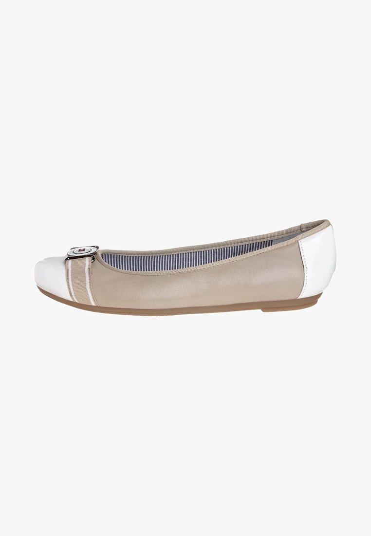 Ballerine in materiale sintetico beige con punta bianca, rivestimento a righe e una fibbia decorativa argentata sul davanti.