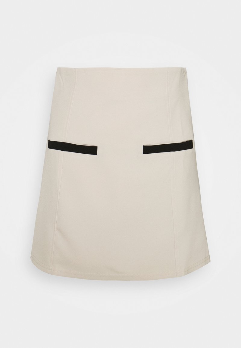 Jupe beige à coupe droite ; dotée de deux poches horizontales noires. Le matériau est lisse avec des coutures propres et aucun motif visible.