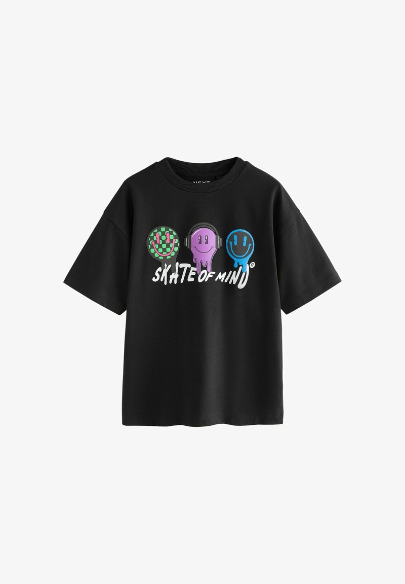 T-shirt noir à manches courtes avec trois visages souriants colorés qui fondent et le texte "SKATE OF MIND" à l'avant.