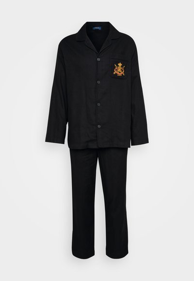 Set de pijama negru, cu o bluză cu mânecă lungă și nasturi, având un buzunar pe piept și un emblemă brodată; pantaloni drept asortați.