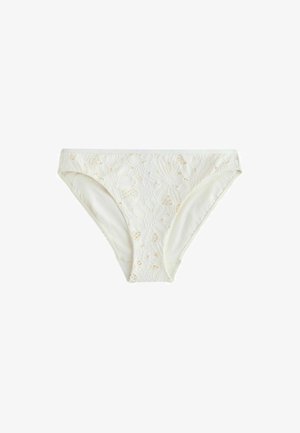 Weißer Bikini-Slip mit floraler Spitzenbesetzung und teilweise transparentem Muster, flach auf weißem Hintergrund präsentiert.