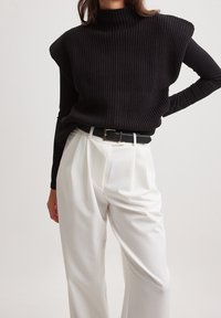 NA-KD Sweter