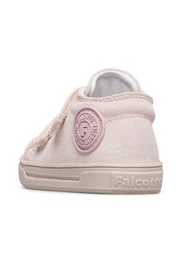 Scarpe in suede rosa chiaro con logo rotondo rosa e bordatura bianca, dotate di una suola in gomma beige testurizzata e una cinturino in Velcro per la chiusura.