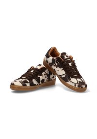 Zapatillas de print de vaca fabricadas en un material suave con detalles en ante marrón y cordones a juego. Las suelas de goma planas y el collar acolchado mejoran la comodidad.