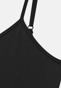Camisole noire avec des bretelles spaghetti réglables. Présente une texture côtelée et des bords nets. Le matériau semble extensible et lisse.