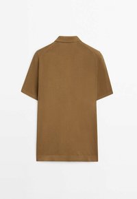 Polo marron à manches courtes en maille texturée avec col, présenté de dos sur fond blanc.