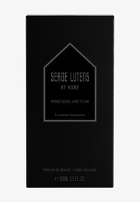 Scatola rettangolare nera con finitura opaca. Presenta testo argentato e un logo a forma di casa arrotondata. L'etichetta include i dettagli del prodotto in francese.