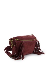 Bordeauxrode suède schoudertas met franjes, een gouden rits en een verstelbare band. Ronde vorm met een gladde textuur.