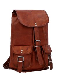 Br�ązowy skórzany plecak z górną klapą, dwoma przednimi kieszeniami, srebrnymi akcentami i regulowanymi paskami. Teksturalne wykończenie z widocznymi detalami słojów.