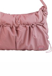 Sac à épaule rose en tissu doux, avec des détails froncés, deux compartiments avant et une étiquette de marque. Bandoulière réglable.