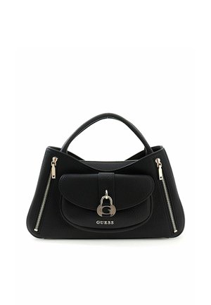 Borsa Guess in pelle nera con manico superiore, tasca frontale con patta con chiusura a lucchetto argento e logo, e due tasche laterali verticali con cerniera.