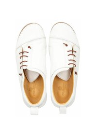 Witte leren veterschoenen met bruine veters, ronde neus, gladde textuur en een tan kleurige binnenzool. Voorzien van een lus op de hak voor eenvoudig aan- en uittrekken.
