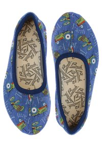 Blauwe stoffen instappers met een tractormotief, elastische rand en een gevoerde binnenzool met een bedrukt "Beck"-logo.