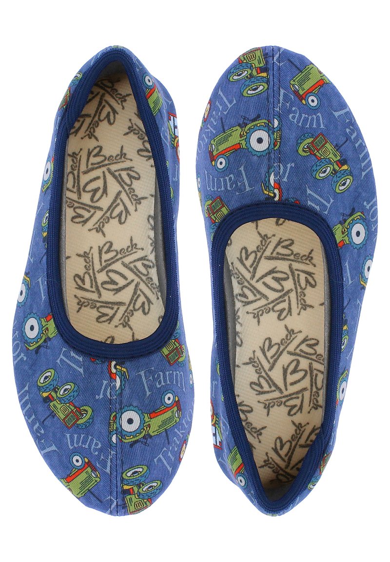 Blauwe stoffen instappers met een tractormotief, elastische rand en een gevoerde binnenzool met een bedrukt "Beck"-logo.
