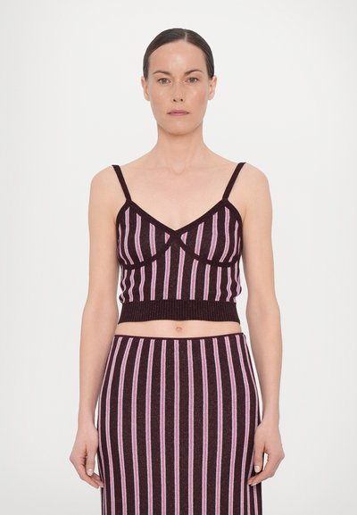 Bordeauxfarbenes, geripptes Crop-Top mit dünnen Trägern, das vertikale rosa und weiße Streifen aufweist, einen elastischen Bund hat und eine glatte Strickstruktur besitzt.