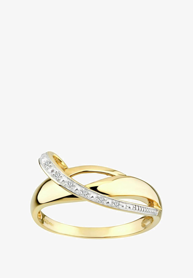 Auksinės spalvos žiedas su lygiu kreiviu dizainu, turintis susuktą juostelę ir aiškių brangakmenių eilę palei vieną kraštą, kad suteiktų papildomą detalumą.