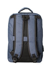 Sac à dos en tissu bleu avec une surface texturée. Doté de bretelles réglables en maille noire et d'une poignée supérieure robuste. Accents à double boucle.