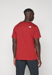 The North Face EASY TEE - Camiseta estampada - iron red