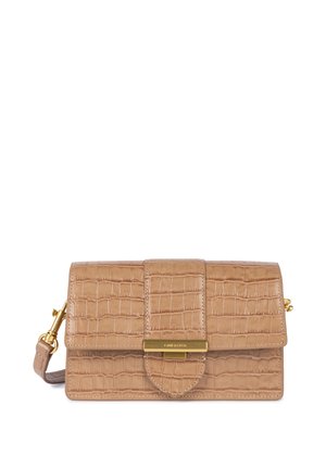Borsa a spalla in finta pelle effetto coccodrillo color beige con chiusura a pattina, hardware dorato e tracolla removibile. Presenta una texture liscia e una forma rettangolare.
