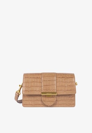 Borsa a spalla in finta pelle effetto coccodrillo color beige con chiusura a pattina, hardware dorato e tracolla removibile. Presenta una texture liscia e una forma rettangolare.
