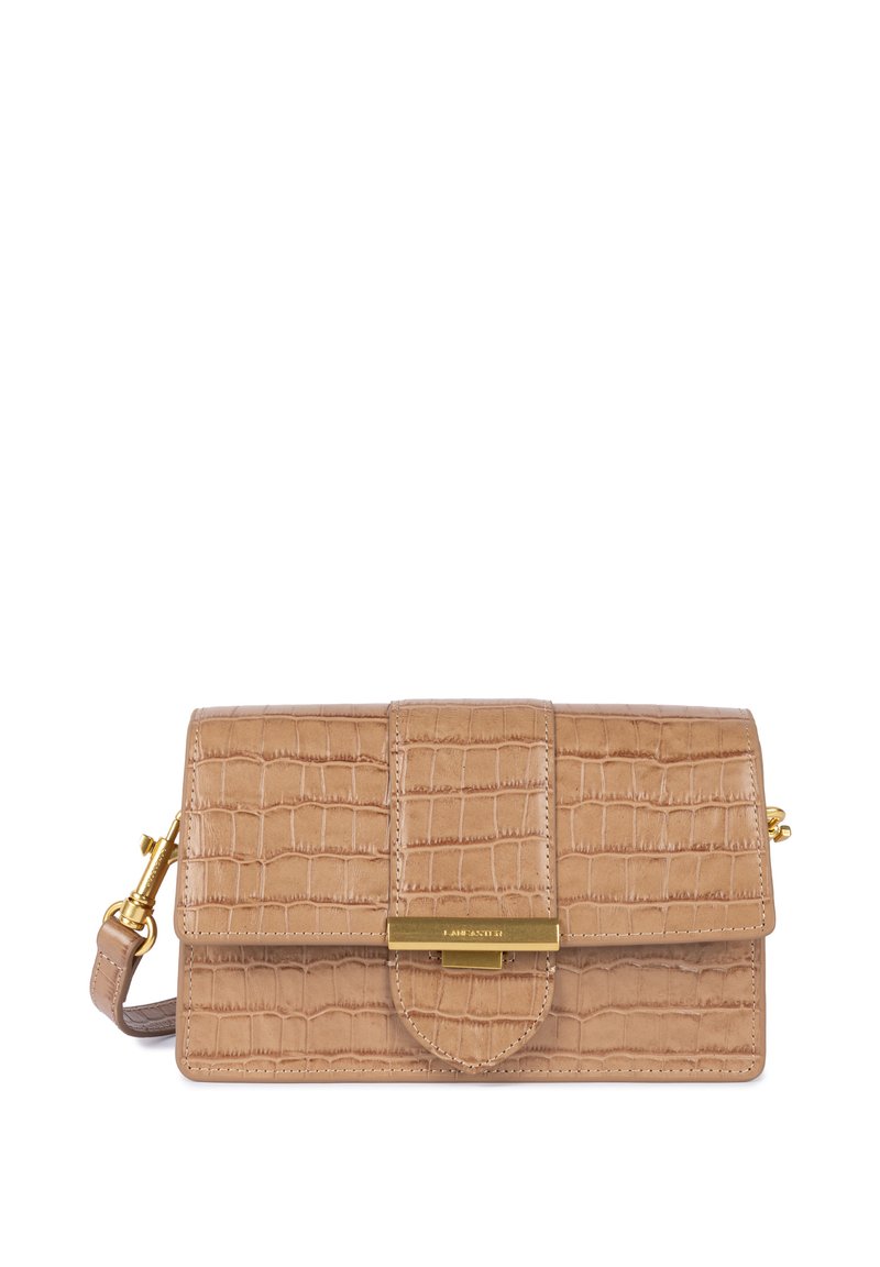 Borsa a spalla in finta pelle effetto coccodrillo color beige con chiusura a pattina, hardware dorato e tracolla removibile. Presenta una texture liscia e una forma rettangolare.