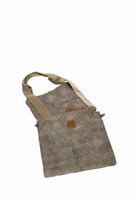 Borsa a spalla in tessuto strutturato marrone e beige, con una tracolla in pelle liscia, chiusura con zip e un logo in evidenza sulla parte anteriore.