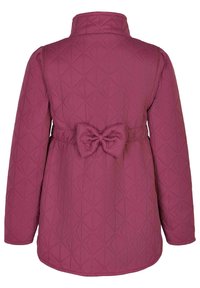 Vaatetettu violetti takki, jossa on korkea kaulus, pitkät hihat ja takana solmuseikka. Sisältää geometrisen kuvion kauttaaltaan. Pehmeä kangas.