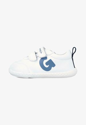 Zapatillas blancas para niños con logotipo azul de acento, que cuentan con dos correas de Velcro, un material texturizado y una suela de goma con puntos.