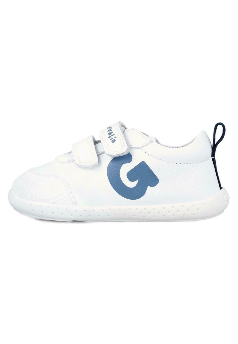 Zapatillas blancas para niños con logotipo azul de acento, que cuentan con dos correas de Velcro, un material texturizado y una suela de goma con puntos.