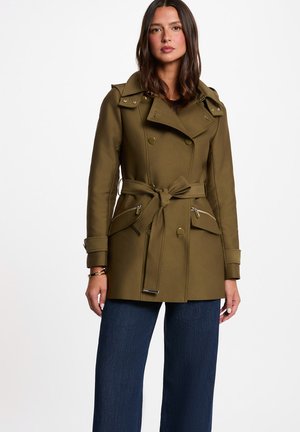 Morgan, MORGAN MORGAN WAISTED BELTED TRENCHCOAT WITH HOOD - Trenchcoat - vert kaki