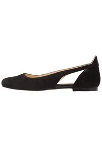 Schwarze Wildleder-Flatschuhe mit rundem Zeh, Ausschnitt-Design an der Ferse und flacher Sohle. Glatte Textur und minimalistische Optik.